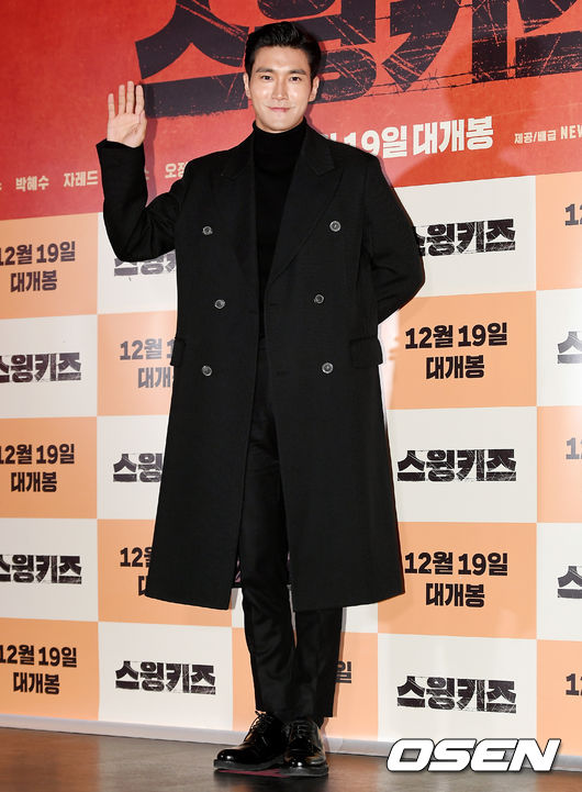 The VIP premiere of the movie Swing Kids was held at Lotte Cinema Lotte World Tower in Sincheon-dong, Songpa-gu, Seoul on the afternoon of the 6th.Actor Choi Siwon has photo time.