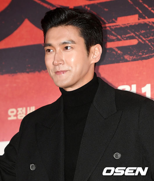 The VIP premiere of the movie Swing Kids was held at Lotte Cinema Lotte World Tower in Sincheon-dong, Songpa-gu, Seoul on the afternoon of the 6th.Actor Choi Siwon has photo time.