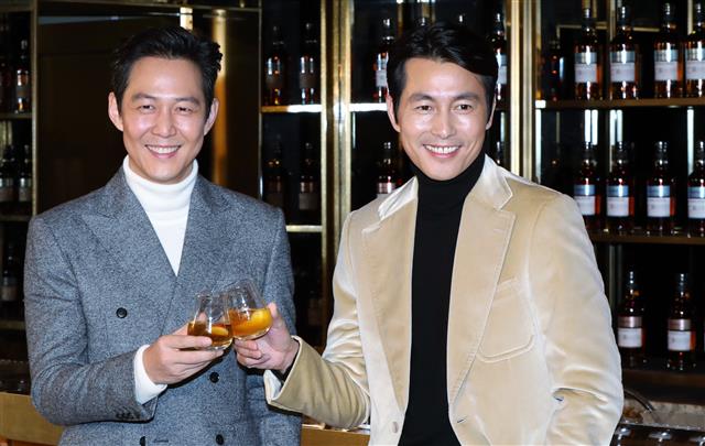 Jung Woo-sung, Lee Jung-jaes two shots are open to the public.On the 6th, Actor Jung Woo-sung and Lee Jung-jae attended a whiskey brand event held at Itaewon Sexen A in Seoul Yongsan-gu.Jung Woo-sung and Lee Jung-jae, who have photo time on this day, caught the eye with a warm visual reminiscent of a picture.Meanwhile, Jung Woo-sung is about to release the misfire The Animals Who Want to Hold the Jeep in 2019, with Lee Jung-jae set to release the film Sabaha.Photo: News1