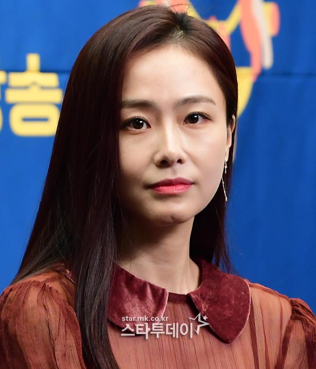 Hong Soo-hyun is attending the production presentation of TVN entertainment program Seoul Mate 2 held at Sangam-dong Stanford Hotel on the afternoon of the 6th.