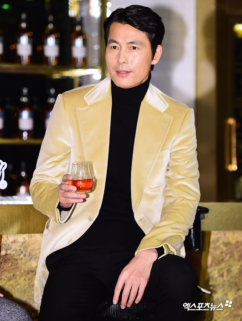 Jung Woo-sung, who attended a liquor brand launch event held in Section A of Hannam-dong, Seoul on the morning of the 6th, has photo time.