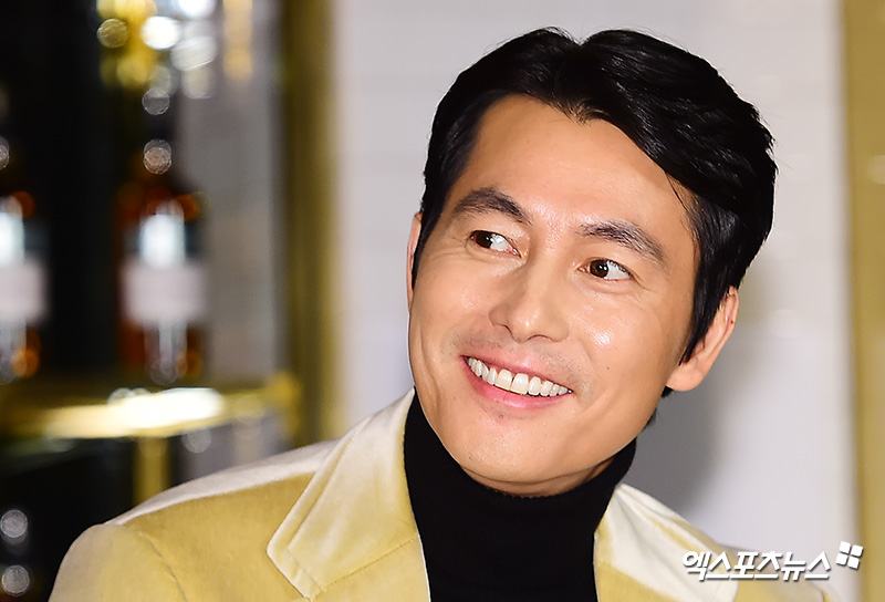 Jung Woo-sung, who attended a liquor brand launch event held in Section A of Hannam-dong, Seoul on the morning of the 6th, has photo time.