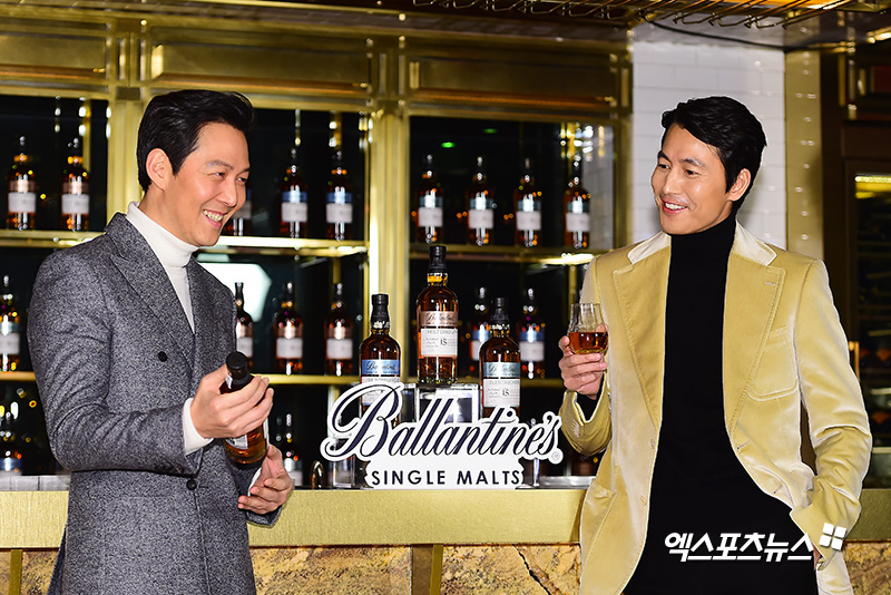Lee Jung-jae and Jung Woo-sung, who attended a liquor brand launch event held in Hannam-dong Section A, Seoul on the morning of the 6th, have photo time.