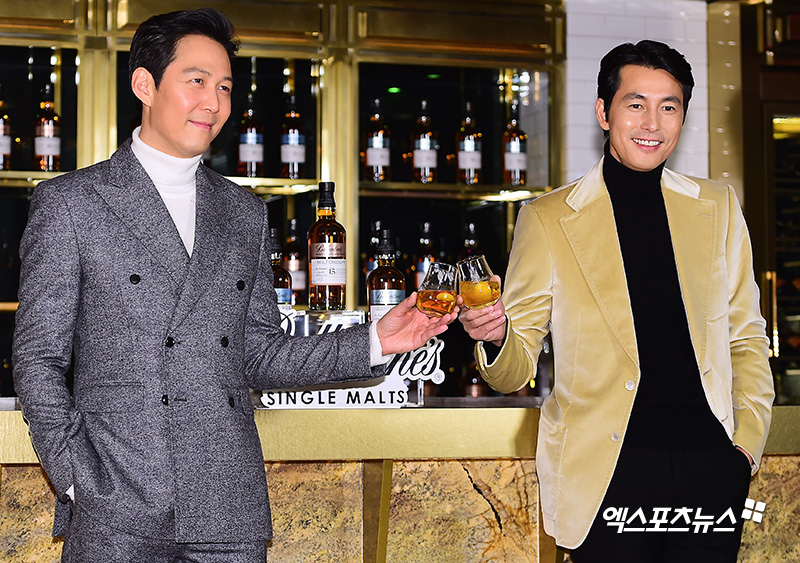 Lee Jung-jae and Jung Woo-sung attended a liquor brand launch event held at Seoul Hannam-dong Section A on the morning of the 6th.