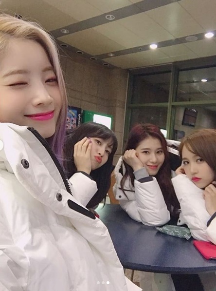 <p>6, TWICE the official Instagram multiple photos were published. Public photo belongs to the expression and Momo, TZUYU, or looking at the camera and smile. The expression is a wink, Momo playfully the lips stretch out.</p><p>Another photo belongs to Chae, Hyun, Mina that his name is such and cute and attractive, revealing a Snowy Road on a string.</p><p>Meanwhile TWICE in the last month YES or YESis announced.</p>