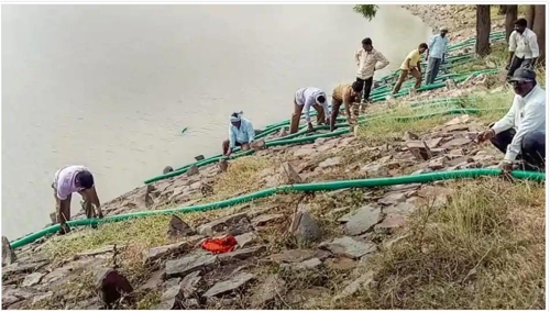 에이즈 보균자가 익사한 호수의 물을 빼는 인도 후발리 지역 관계자. [힌두스탄타임스 홈페이지 캡처=연합뉴스]