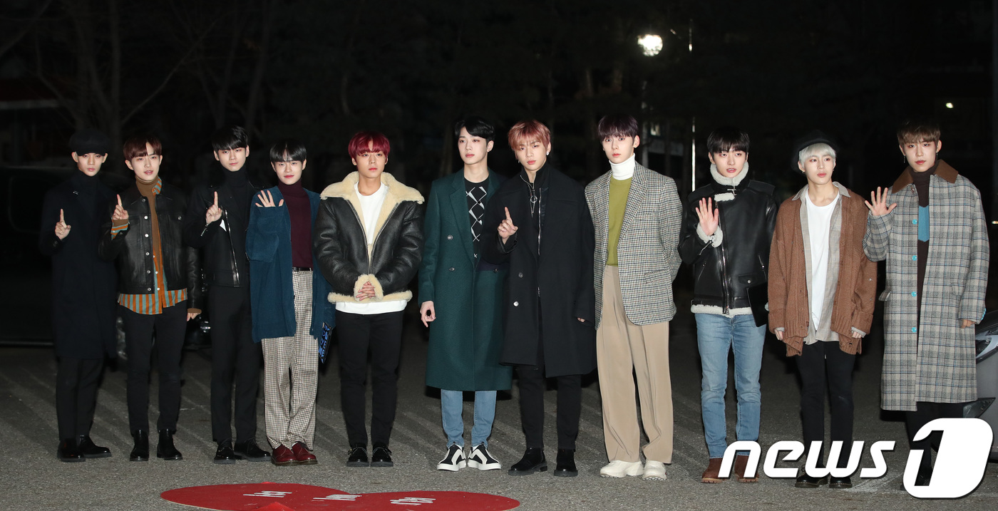 Seoul=) = Wanna One poses at the KBS2 Music Bank (MU Bang) revival held at the public hall of KBS New Building in Yeouido, Seoul on the morning of the 7th.From left, Bae Jin-young, Kim Jae-hwan, Ong Sung-woo, Lee Dae-hwi, Park Ji-hoon, Rygwanlin, Kang Daniel, Hwang Min-hyun, Yoon Ji-sung, Ha Sung-woon, Park Woo-jin.