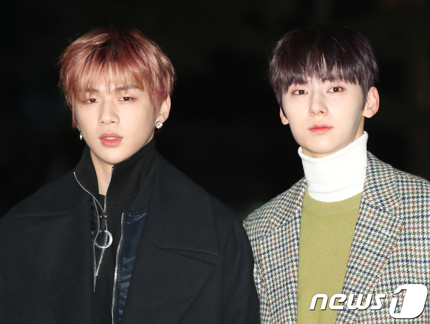 Seoul=) = Wanna One Kang Daniel, Hwang Min-hyun (right) poses at the KBS2 Music Bank (MU Bang) rehearsal held at the public hall of KBS New Building in Seoul Yeouido on the morning of the 7th.December 7, 2018