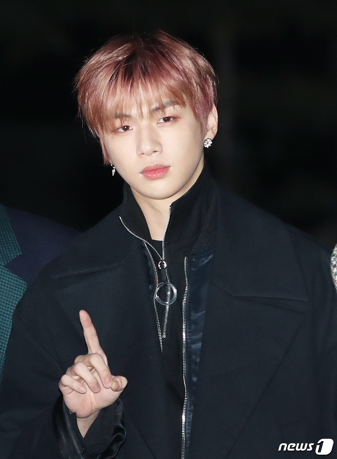 Seoul=) = Wanna One Kang Daniel greets KBS2 Music Bank (MU Bang) rehearsal at the public hall of KBS New Building in Seoul Yeouido on the morning of the 7th.December 7, 2018