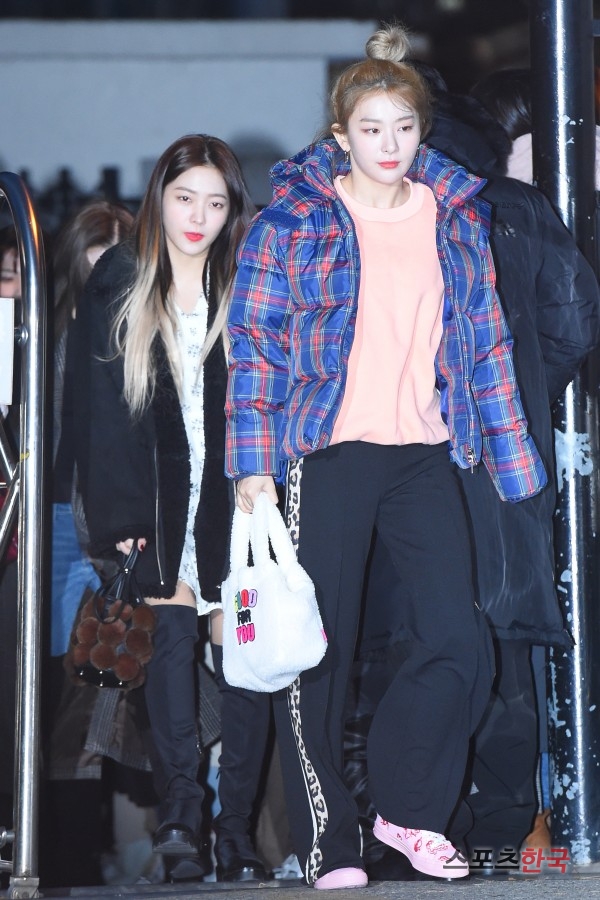 Red Velvet Seulgi is going to work to attend KBS 2TV Music Bank rehearsal at KBS New Hall in Yeongdeungpo-gu, Seoul on the morning of the 7th.