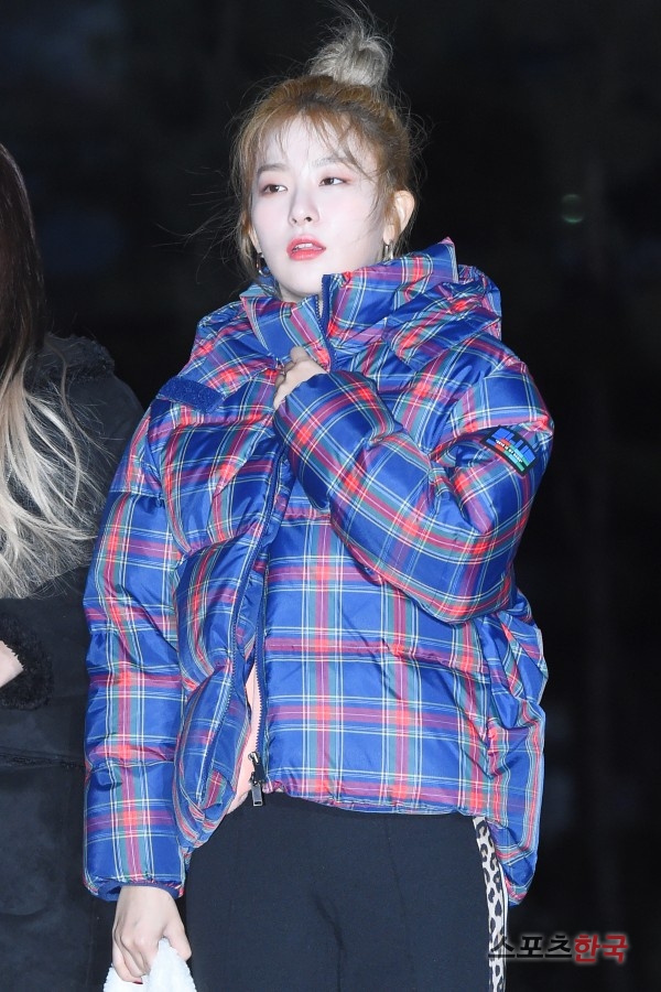Red Velvet Seulgi is going to work at KBS 2TV Music Bank rehearsal at the KBS New Hall in Yeongdeungpo-gu, Seoul on the morning of the 7th.