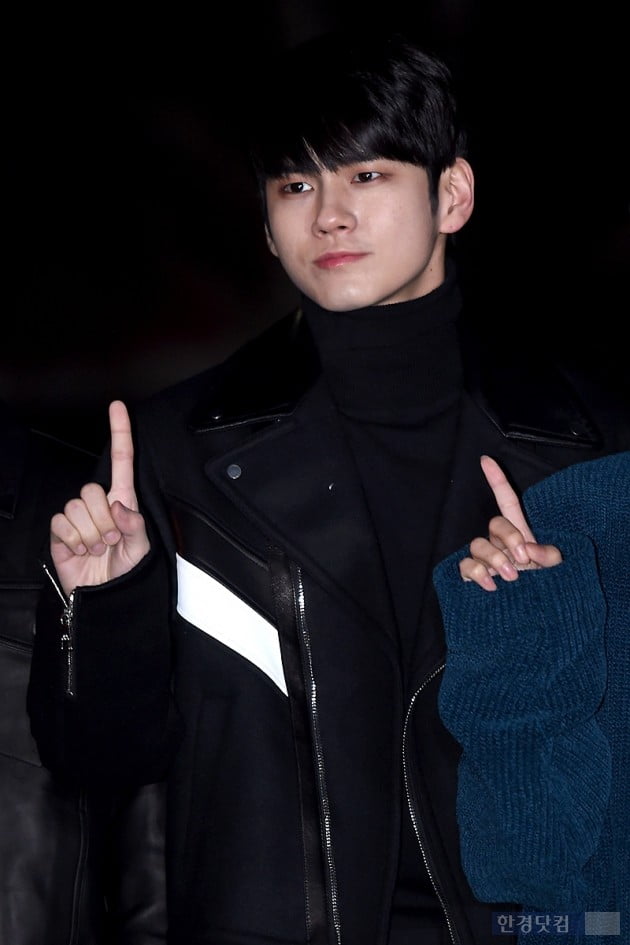 Group Wanna One Ong Seong-wu attended Music Bank rearsal held at the public hall of KBS New Building in Yeouido, Seoul on the morning of 7th and has photo time.