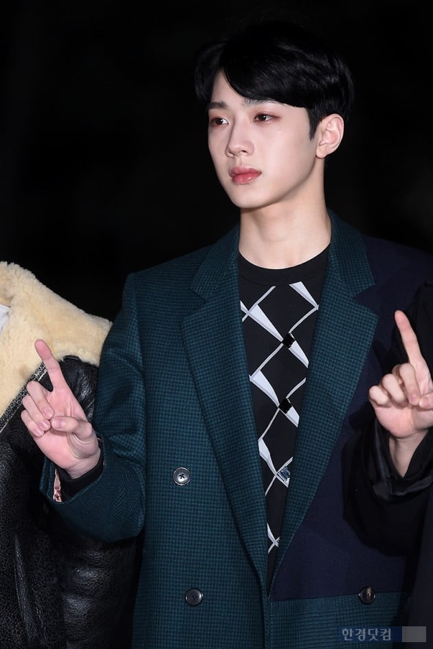 Group Wanna One Lai Kuan-lin attended Music Bank rearsal held at the public hall of KBS New Building in Yeouido, Seoul on the morning of 7th and has photo time.