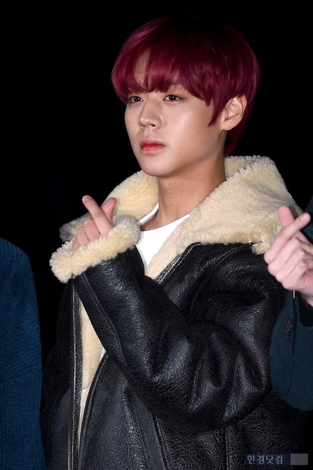 Group Wanna One Park Jihoon attended Music Bank rearsal held at the public hall of KBS New Building in Yeouido, Seoul on the morning of 7th and has photo time.