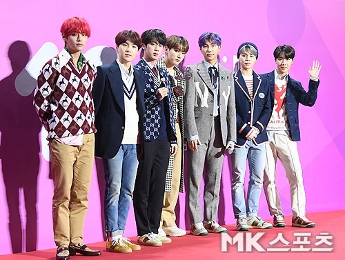 BTS selects Bloomberg 50 for the first time as a Korean singer unprecedented success Group BTS was named the first Korean singer to be named the Bloomberg 50 (The Bloomberg 50) by Bloomberg Communications.Bloomberg published its official website on the 6th (local time) and released a list of 50 people including BTS, major figures such as US Federal Reserve Chairman Jerome Powell, global company Royal Dutch Shell CEO Ben Van Beauarden, Donna Strickland, and Taylor Swift, who won the 2018 Nobel Prize for Physics.BTS was selected as the first Korean singer and received attention as the only Korean on the list announced this year.Bloomberg said, BTS was the first place on the Billboard album chart with LOVE YOURSELF Tear in June.It is the first K-pop band to be on the chart, and once again charts with LOVE YOURSELF Answer in AugustWe have achieved unprecedented success in the United States, he said.The great popularity of BTS is due to the fact that we have been willing to talk about social issues, mental health and politics despite the genres that the younger generation likes, Bloomberg reported.BTSs first World Stadium tour ticket sold out in a few minutes, which is another sign that audiences around the world are ready to accept a band with Korean sensibility, he said.Finally, Bloomberg said, Big Hit Entertainment, a subsidiary of BTS, is expanding its scope to movies, games and original YouTube content based on the success of BTS. In March, the companys sales doubled from last year to $ 86 million. The Bloomberg 50, which was announced on the day, will also be published through Bloomberg Businessweek, a Bloomberg weekly magazine.Meanwhile, BTS will hold a LOVE YOURSELF Asia tour at Taoyuan International Baseball Stadium in Taiwan on the 8th and 9th.
