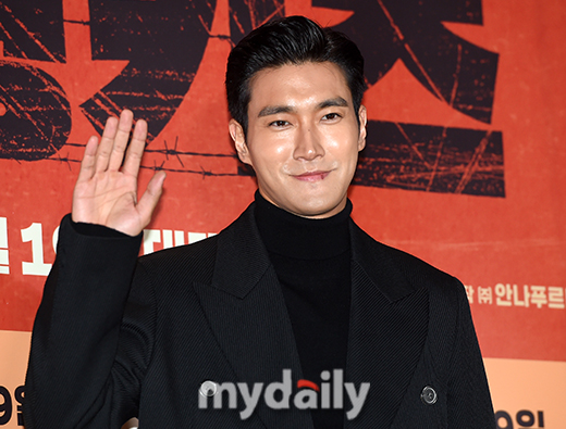 Singer Super Junior Choi Siwon poses at the VIP premiere of the movie Swing Kids at Lotte Cinema World Tower in Sincheon-dong, Songpa-gu, Seoul on the afternoon of the 6th.