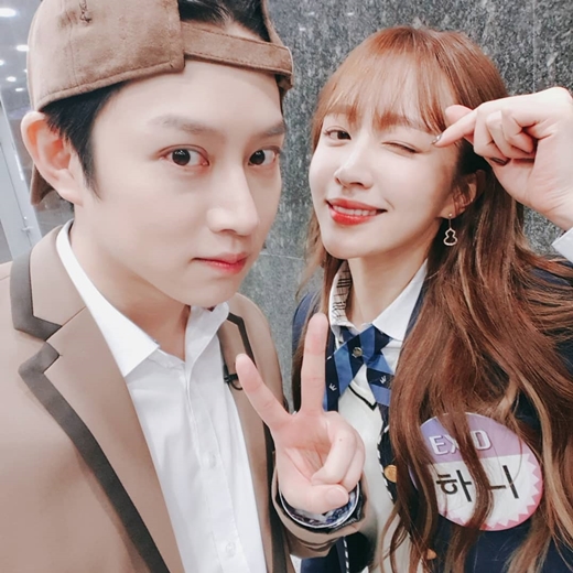 Kim Hee-chul bragged about his strong friendship with HaniKim Hee-chul wrote on his instagram on the 7th, Yayaya, lets play!! #Men on a Mission #EXID # Allerview # Clown.In addition, Kim Hee-chul and Hani in the photo showed a sweet atmosphere with a remarkable beauty.Meanwhile, EXID, which Hani belongs to, is on the recording of JTB Men on a Mission starring Kim Hee-chul.