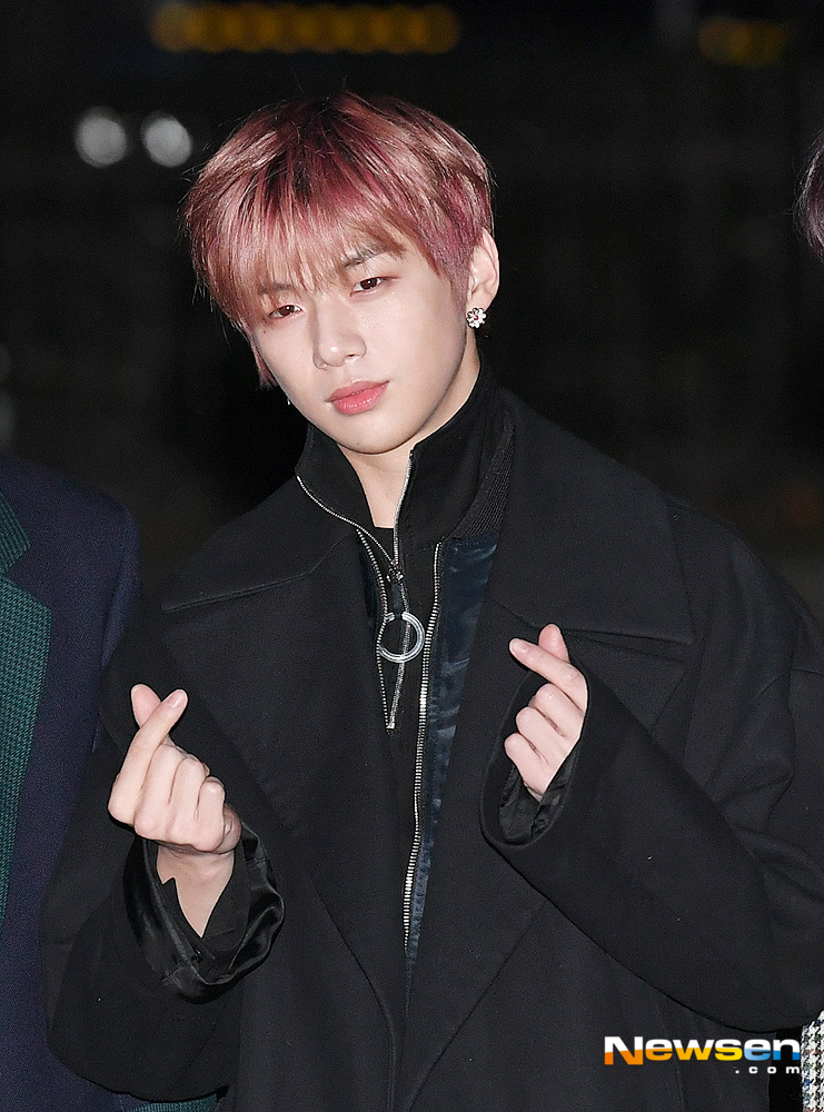 KBS 2TV Music Bank rehearsal was held at the public hall of KBS New Pavilion in Yeouido, Yeongdeungpo-gu, Seoul on December 7th.Wanna Ones Kang Daniel poses for Hearts on the day.