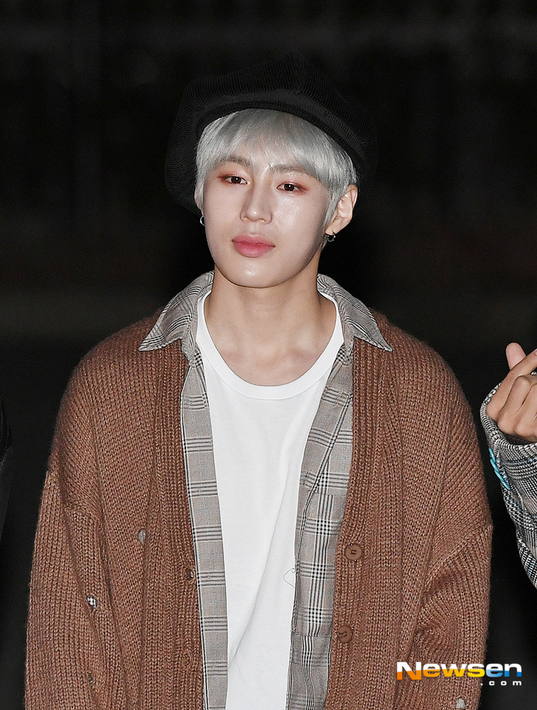 KBS 2TV Music Bank rehearsal was held at the public hall of KBS New Pavilion in Yeouido, Yeongdeungpo-gu, Seoul on December 7th.On this day, Wanna One Ha Sung-woon poses.