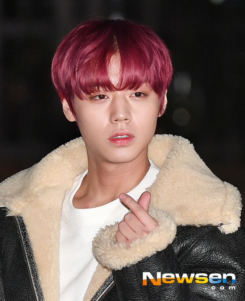 KBS 2TV Music Bank rehearsal was held at the public hall of KBS New Pavilion in Yeouido, Yeongdeungpo-gu, Seoul on December 7th.On this day, Wanna One Park Jihoon poses.
