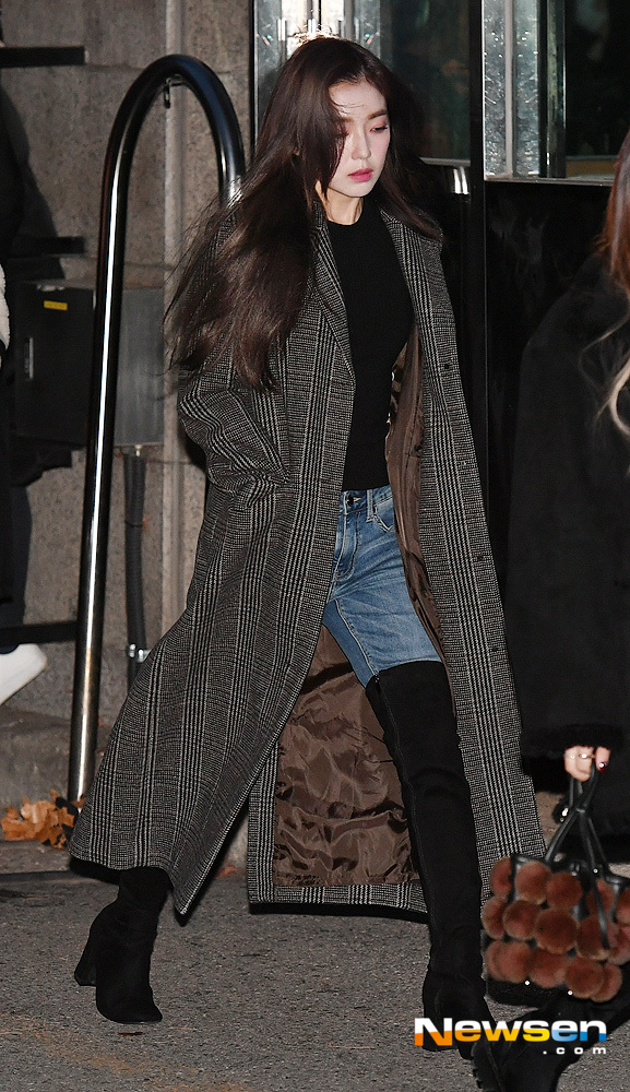 Red Velvet Irene long long boots covering her jeans (Music Bank commute) KBS 2TV Music Bank rehearsal was held at the public hall of Yeouido KBS New Pavilion in Yeongdeungpo-gu, Seoul on December 7th.Red Velvet Irene is entering for the rehearsal on the day.