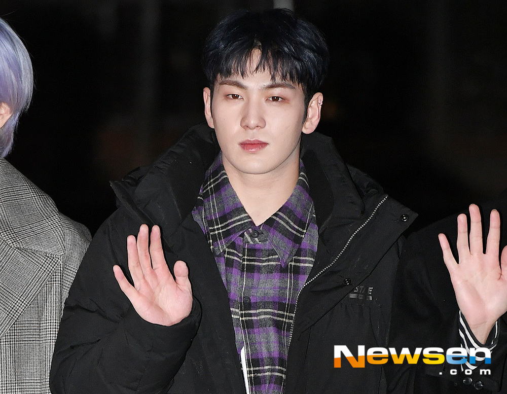 KBS 2TV Music Bank rehearsal was held at the public hall of Yeouido KBS New Pavilion in Yeongdeungpo-gu, Seoul on December 7th.NUESTW Baekho poses on the day.