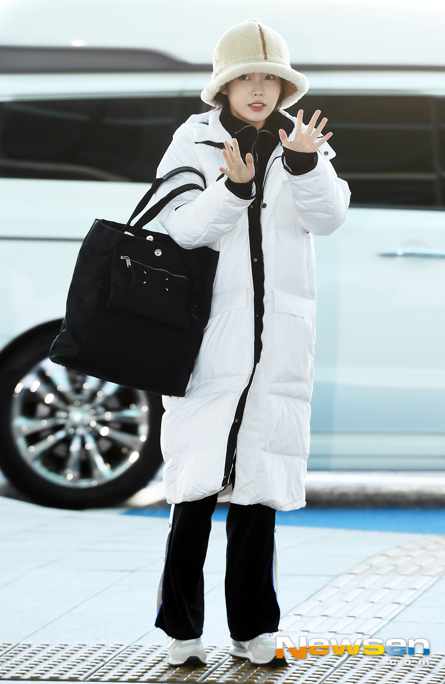 Actor and Singer IU left for Hong Kong on December 7th at the Incheon International Airport Terminal #2.The IU is heading for the departure hall on the day.Jung Yu-jin