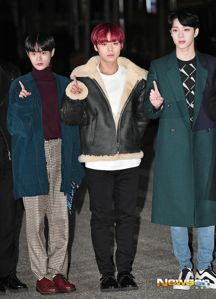 KBS 2TV Music Bank rehearsal was held at the public hall of KBS New Pavilion in Yeouido, Yeongdeungpo-gu, Seoul on December 7th.Wanna One Lee Dae-hwi, Park Jihoon and Lai Kuan-lin pose on the day.useful stock