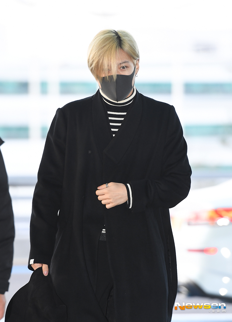 SHINee Lee Tae-min departed for Bangkok, Thailand, on December 7, with an airport fashion through Incheon International Airport Terminal # 2.Lee Tae-min is moving to the departure hall on the day.yun da-hee