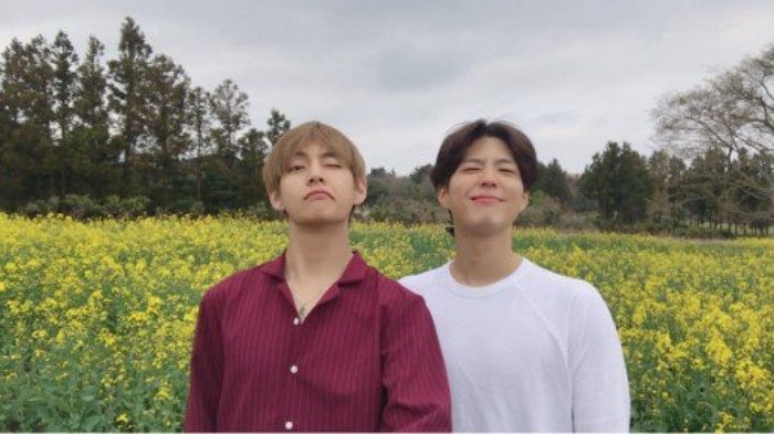 BTS, which is popular worldwide with the modifier World Class Idol.Among them, member V (real name Kim Tae-hyung) is especially famous for his wide feet, and he even has the nickname of Kims Snatching Relationship.Lets meet his unexpected connections, five stars.1. Actor Park Bo-gum;V and Park Bo-gum have been linked together in a music broadcast program, playing MC together.Park Bo-gum is known to be interested in music as he was a singer trainee before he became an actor.So there was speculation that they would have become familiar with the common interest of Music.V and Park Bo-gum show a unique friendship to go to amusement parks and Jeju Island alone as well as shooting a companion advertisement.2. Actor Ha Ji-won;A Year Ago in Winter A selfie picture posted on Ha Ji-wons Instagram in September caught the attention of many netizens.In the uploaded photo, Ha Ji-won is staring at the camera with a bright smile.At the time, Ha Ji-won said, I did not know how time was going to talk about photography and work. He also conveyed a message of support for BTS, BTSs DNA is so good.Ha Ji-won was reported to have continued his friendship by visiting BTS concert in December of A Year Ago in Winter.3. Singer and actor Yook Sungjae;Two of them have the commonality that they are doing music activities in 95 years old.V mentioned his first meeting with Yook Sungjae in an interview in the past:At the time, V said, Yook Sungjae in Music Bank toilet is 95? Friend?I have been talking about it, he said. Thanks to my confidence, I have had several friends.Since then, fans have often seen them in various music broadcasting programs without any fault.4. Singer Jang Moon-bok;Jang Moon-bok, who earned the nickname Hip Commander in the long straight-haired trademark and DeV former Music Survival program.At first glance, it seems to be an unexpected combination, but Jang Moon-bok and V are alumni who spent high school days in Daegu in the past.Jang Moon-bok said in an interview in the past: There was our class on the first floor and V was upstairs and half.In the middle, there was a toilet, but the first meeting place with V was Baro toilet. V spent a semester at the same school and V passed the audition and went up to Seoul and de V with BTS.Recently, various online communities have posted photos of a long straight-haired woman (?) and eating money gas at a restaurant.But the long straight hair was revealed to be Jang Moon-bok and laughed.5. President Moon Jae-in;V has a special relationship besides his acquaintance in the entertainment industry.President Baro Moon Jae-in.BTS, including V, met President Moon at the Korean Musics Ring - Korean Friendship Concert in Paris, France, last October.On this day, President Moon came to the stage after the performance of BTS and hugged BTS and gave encouragement.(Composition: Lee Sun-young Editor, Photo: Park Bo-gum and BTS Official Twitter, Jang Moon-bok and Ha Ji-won Instagram, MBC Music Bank Broadcast Screen Capture, Online Community, Yonhap News, Cheong Wa Dae On Air Capture)(Sbsta!