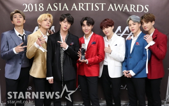 Bloomberg published the Bloomberg 50 article on its official website on the 6th (local time).The list includes BTS, Jerome Powell, chairman of the United States of America Federal Reserve Committee, Royal Dutch Shell CEO Ben Van Beauarden, Donna Strickland and Taylor Swift, who won the 2018 Nobel Prize in Physics.BTS was the first Korean singer to be selected and is the only Korean on the list announced this year.In 2018, we selected a person who made remarkable achievements in business, entertainment, finance, politics, technology and science, and published it in the second Bloomberg 50 this year, Bloomberg said.BTS selected the Billboards album chart first place in June with LOVE YOURSELF TearIt is the first K-pop band to be on the chart, and once again charts with LOVE YOURSELF Answer in AugustWe have achieved unprecedented success in United States of America.The great popularity of BTS is due to the fact that, despite the genres that the younger generation likes, they have been willing to talk about social issues, mental health and politics, Bloomberg reported.BTSs first World Stadium tour ticket sold out in a matter of minutes, which is another sign that audiences around the world are ready to accept a band with Koreas sensibility, he added.The Bloomberg 50, which was announced on the day, will also be published through Bloomberg Business Week, a Bloomberg weekly magazine.Meanwhile, BTS will hold a LOVE YOURSELF Asia tour at Taoyuan International Baseball Stadium in Taiwan on the 8th and 9th.
