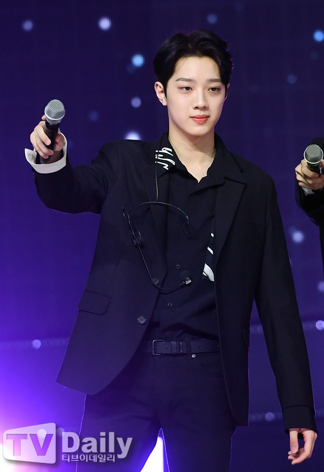 Cable TV MBC Music Show Champion on-site was held at MBC Dream Center in Ilsan, Goyang City, Gyeonggi Province on the afternoon of the 5th.Wanna One Lai Kuan-lin is presenting the encore stage on the day.MBC Music and MBC Everlon live broadcasts of Show Champion include Wanna One, Yubin, Lovelies, Mama Moo, NCT127, Hot Shot, Celeb Five, Golden Child, The Boys, JBJ95, DiCrunch, Dream Notes, The Man Black and others.Cable TV MBC Music Show Champion on-site