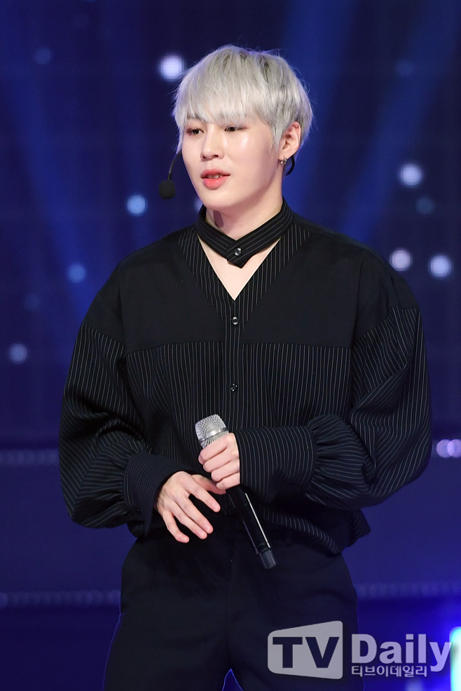 Cable TV MBC Music Show Champion on-site was held at MBC Dream Center in Ilsan, Goyang City, Gyeonggi Province on the afternoon of the 5th.Wanna One Ha Sung-woon is presenting the encore stage on the day.MBC Music and MBC Everlon live broadcasts of Show Champion include Wanna One, Yubin, Lovelies, Mama Moo, NCT127, Hot Shot, Celeb Five, Golden Child, The Boys, JBJ95, DiCrunch, Dream Notes, The Man Black and others.Cable TV MBC Music Show Champion on-site