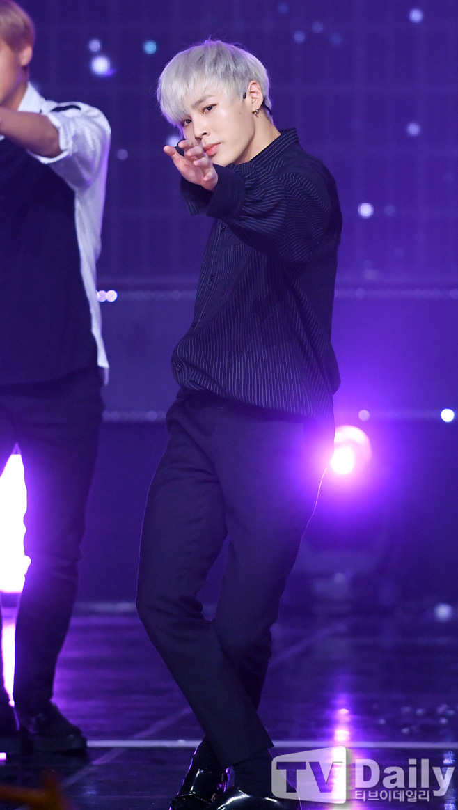 Cable TV MBC Music Show Champion on-site was held at MBC Dream Center in Ilsan, Goyang City, Gyeonggi Province on the afternoon of the 5th.Wanna One Ha Sung-woon is showing off a wonderful stage.MBC Music and MBC Everlon live broadcasts of Show Champion include Wanna One, Yubin, Lovelies, Mama Moo, NCT127, Hot Shot, Celeb Five, Golden Child, The Boys, JBJ95, DiCrunch, Dream Notes, The Man Black and others.Cable TV MBC Music Show Champion on-site