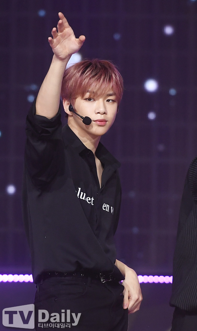 Cable TV MBC Music Show Champion on-site was held at MBC Dream Center in Ilsan, Goyang City, Gyeonggi Province on the afternoon of the 5th.Wanna One Kang Daniel is showing off a wonderful stage.MBC Music and MBC Everlon live broadcasts of Show Champion Wanna One, Yubin, Lovelies, Mama Moo, NCT127, Hot Shot, Celeb Five, Golden Child, The Boys, JBJ95, DiCrunch, Dream Notes, The Man Black and others appeared.Cable TV MBC Music Show Champion on-site