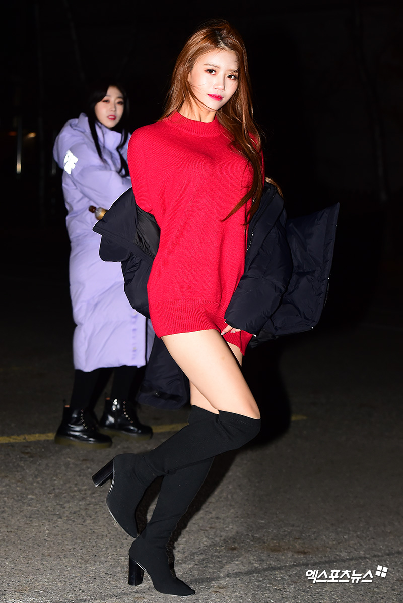 Lovelyz Lee Mi-joo has a photo time at KBS Music Bank rehearsal held at the public hall of Seoul Yeouido-dong KBS new hall on the morning of the 7th.