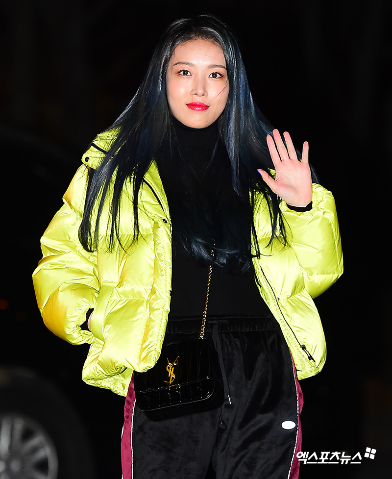 Yubin has a photo time at KBS Music Bank rehearsal held at the public hall of Seoul Yeouido-dong KBS new hall on the morning of the 7th.