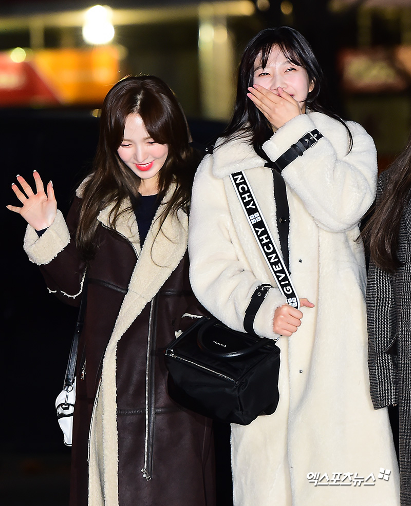 Red Velvet Wendy and Joy have photo time at the KBS Music Bank rehearsal held at the public hall of Seoul Yeouido-dong KBS new building on the morning of the 7th.