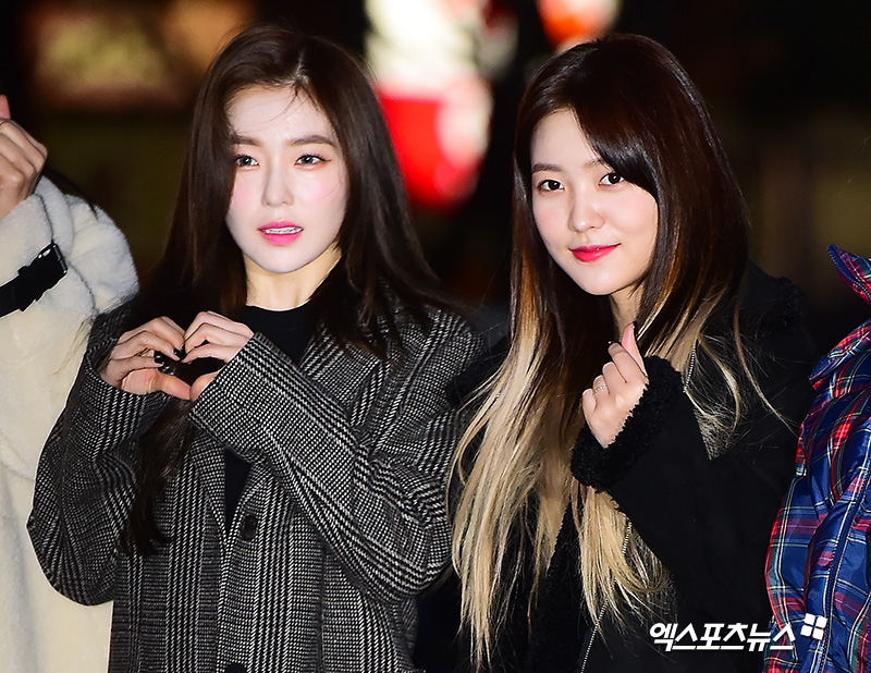 Red Velvet Irene and Yeri have photo time at the KBS Music Bank rehearsal held at the public hall of Seoul Yeouido-dong KBS new building on the morning of the 7th.