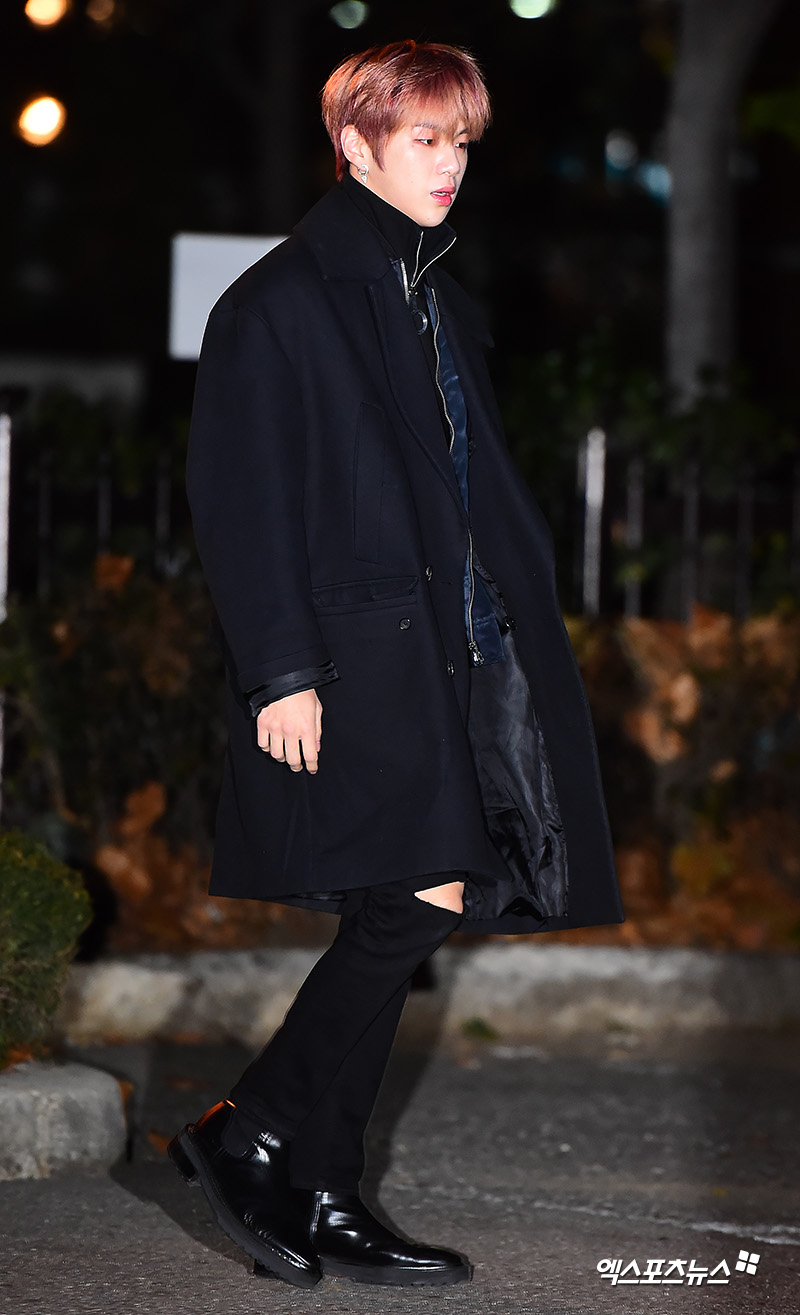 Wanna One Kang Daniel has a photo time at the KBS Music Bank rehearsal held at the KBS New Hall in Yeouido-dong, Seoul on the 7th.
