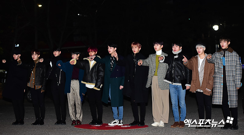 Wanna One has a photo time at the KBS Music Bank rehearsal held at the KBS New Hall in Yeouido-dong, Seoul on the 7th.