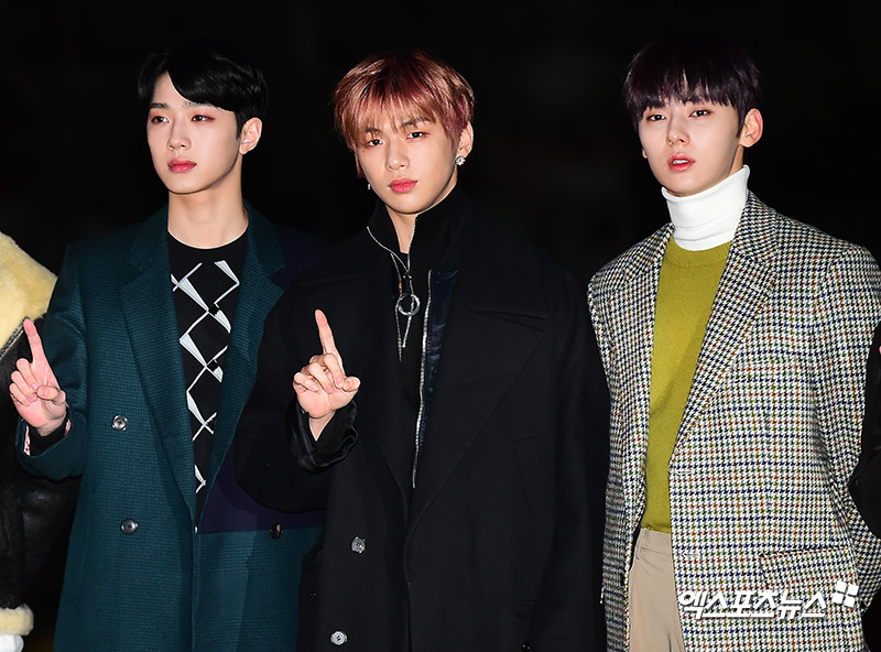 Wanna One Lai Kuan-lin, Kang Daniel and Hwang Min-hyun have photo time at the KBS Music Bank rehearsal held at the KBS New Hall in Yeouido-dong, Seoul on the morning of 7th.