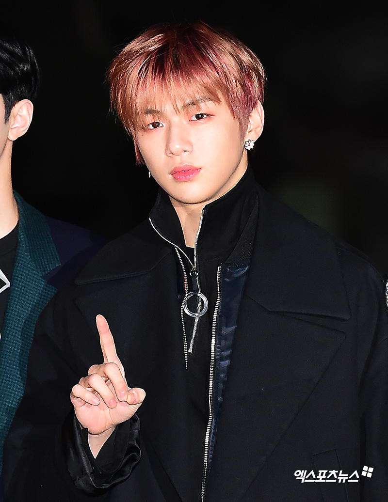 Wanna One Kang Daniel has a photo time at the KBS Music Bank rehearsal held at the KBS New Hall in Yeouido-dong, Seoul on the 7th.