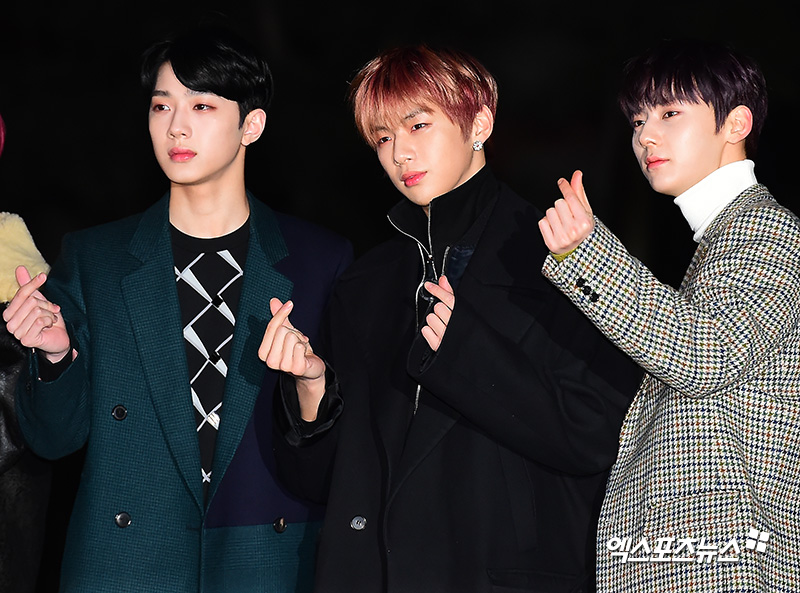Wanna One Lai Kuan-lin, Kang Daniel and Hwang Min-hyun have photo time at the KBS Music Bank rehearsal held at the KBS New Hall in Yeouido-dong, Seoul on the morning of 7th.