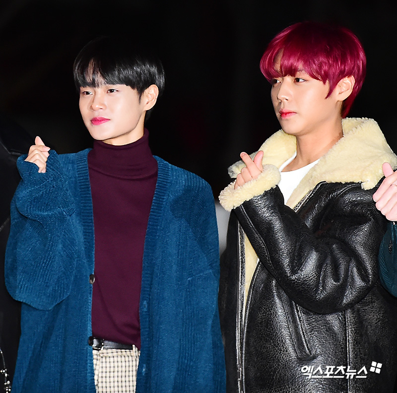 Wanna One Lee Dae-hwi and Park Jihoon have photo time at the KBS Music Bank rehearsal held at the KBS New Hall in Yeouido-dong, Seoul on the 7th.
