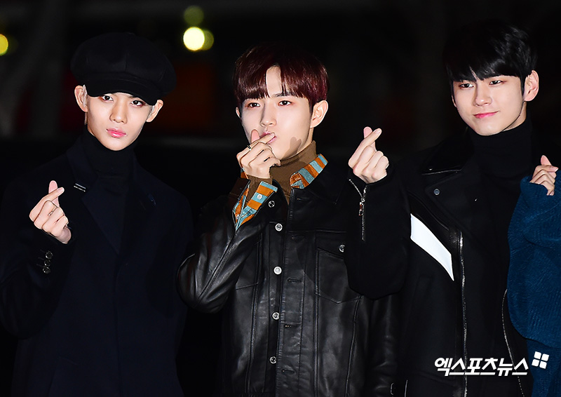 Wanna One Bae Jin Young, Kim Jae-hwan and Ong Seong-wu have photo time at the KBS Music Bank rehearsal held at the KBS New Hall in Yeouido-dong, Seoul on the morning of 7th.