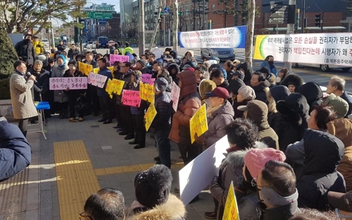 백사마을 주민들, SH공사 앞 항의 집회 (서울=연합뉴스) 이효석 기자 = 7일 오전 서울 강남구 서울주택도시공사(SH공사) 앞에서 노원구 백사마을 주민들이 재개발 설계안 변경을 요구하며 집회를 벌이고 있다.2018.12.7 hyo@yna.co.kr