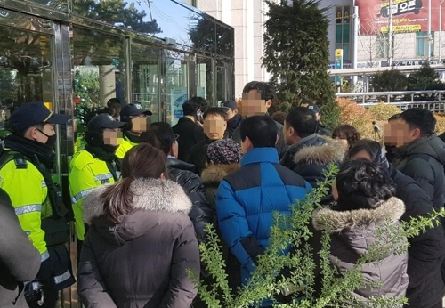 항의하는 백사마을 주민들 (서울=연합뉴스) 이효석 기자 = 7일 오전 서울 강남구 서울주택도시공사(SH공사) 건물 앞에서 재개발 관련 집회를 마친 노원구 백사마을 주민들이 건물에 들어가려다 제지당하자 거세게 항의하고 있다.2018.12.7 hyo@yna.co.kr