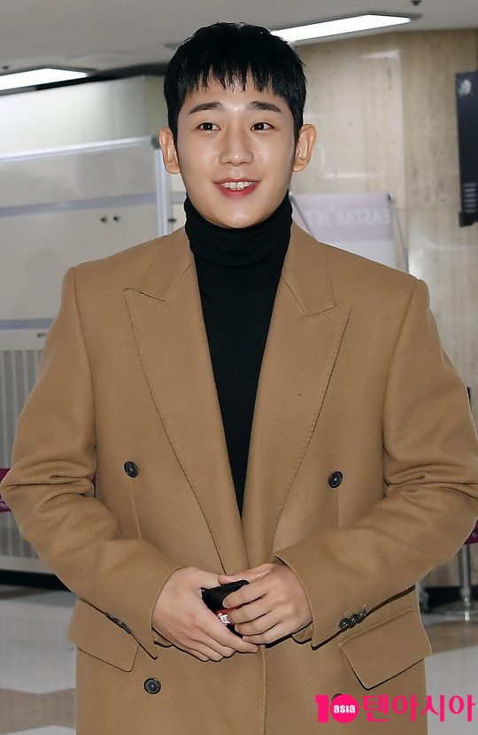 Actor Jung Hae In is departing as Japan through Gimpo International Airport on the 8th morning of attending overseas schedule.