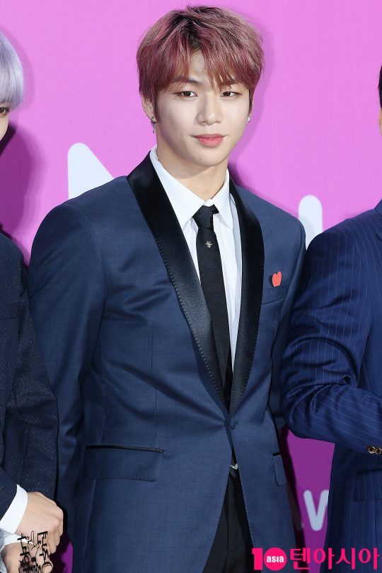 The group Wanna One member Kang Daniel has been the most successful ticket holder for 37 consecutive weeks in the Idol chart ranking, Idol chart said on Wednesday.In the fourth-week rating ranking on the Idol charts in November, Kang Daniel was honored with the most votes, receiving 47993 participation.Kang Daniel has been leading the solo record for 37 consecutive weeks.Followed by Kang Daniel: Ji Min (BTS, 37783), Bhu (BTS, 28896), Jung Guk (BTS, 12428), Rai Guan Lin (Wanna One, 8239), Ha Sung-woon (Wanna One, 6229), Park Ji-hoon (Wanna One, 4874), Miyawaki Sakura (IZ*ONE) 3,895, Park Woo-jin (Wanna One, 3893), and Hwang Min-hyun (Wanna One, 3683) received high votes.In particular, in this weeks rating ranking, the number of votes for IZ*ONE member Miyawaki Sakura rose slightly, making it the most votes among the girl groups.In the Idol chart on the 4th of November, POLL Voting was also held under the theme of What is the Idol song that reminds me of winter?In the survey, Twices Merry & Happy received the highest number of votes, 25 votes, and Bitobis No Cry came in second with 23 votes.Exos Miracle of December was in third place, and Lovelys The Bell was in fourth place.
